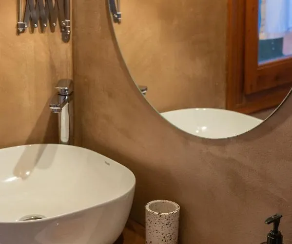 The Fern House מקריניצה